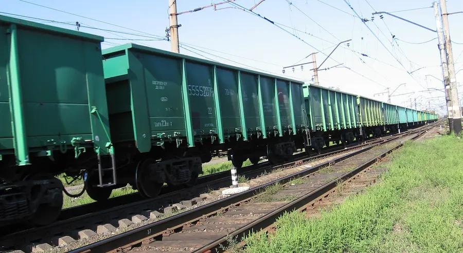 Піввагони у складі вантажного поїзда